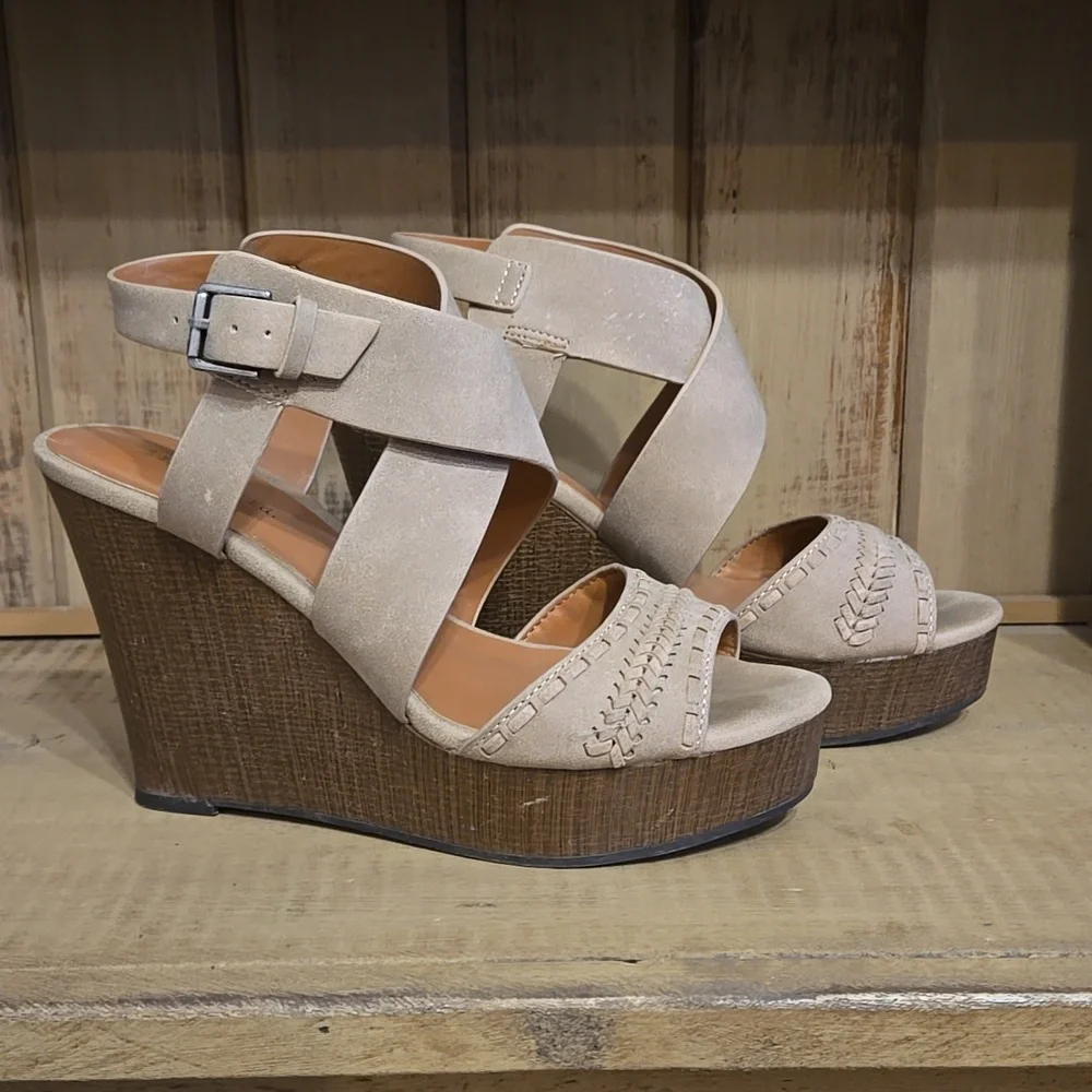 Indigo Rd Tan Wedge Sandals Size 6.5